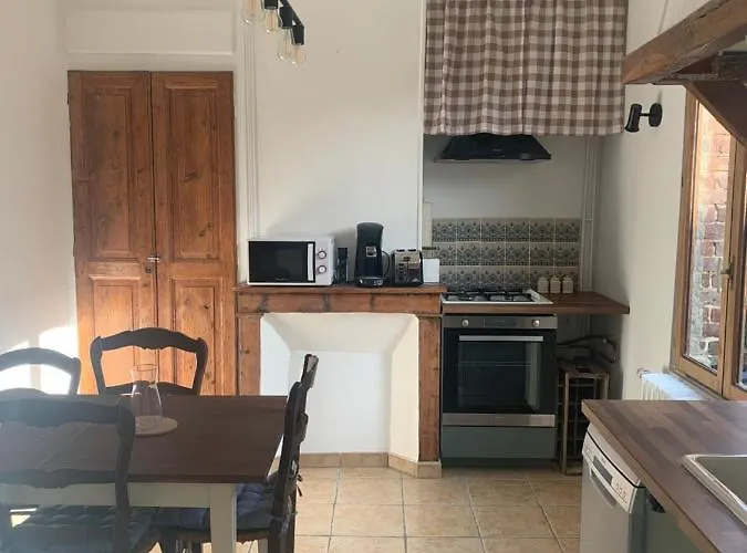 Maison De Ville Au Bord De La Riviere !